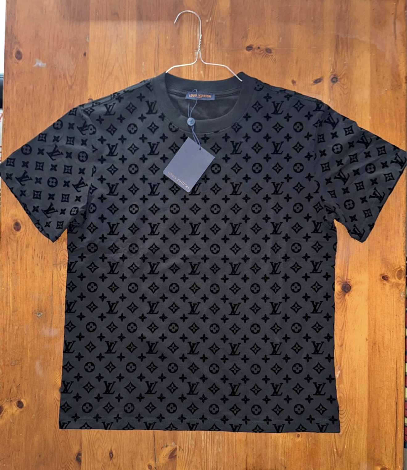 Schwarzes Louis-Vuitton-Shirt mit beflocktem Monogram am Bügel