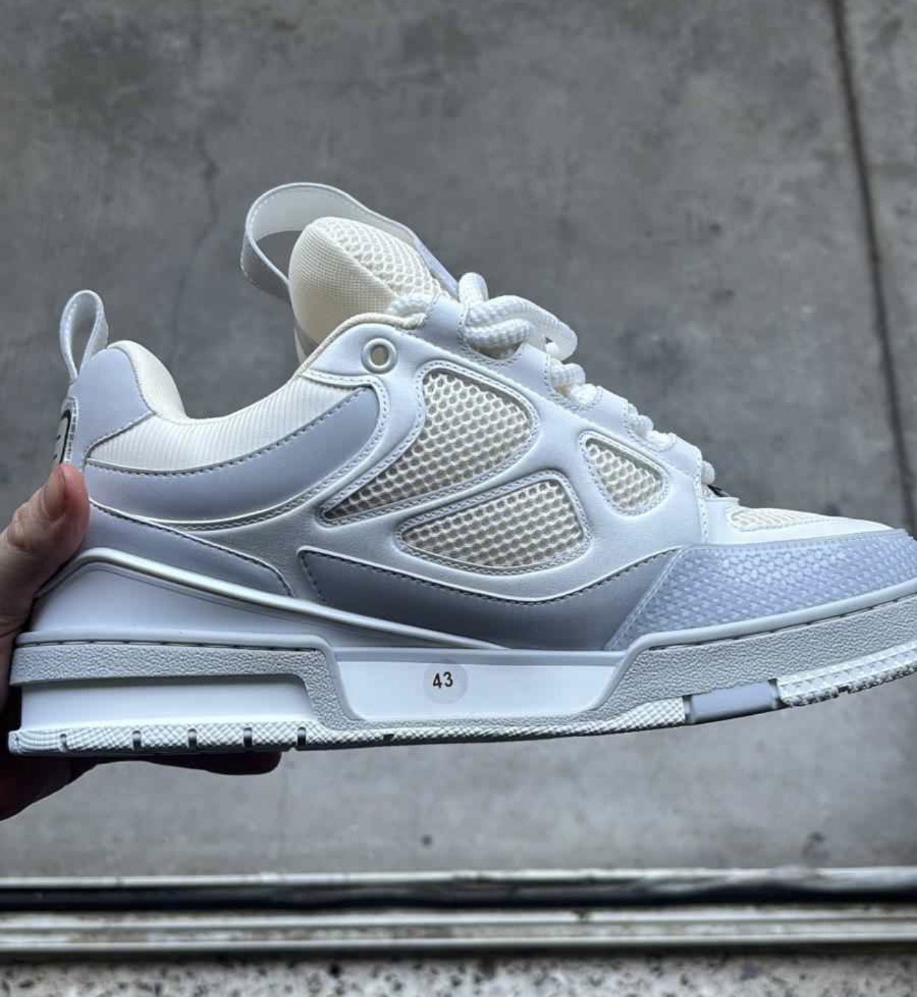 Weiß-grauer Louis Vuitton Skate Sneaker, Größe 43