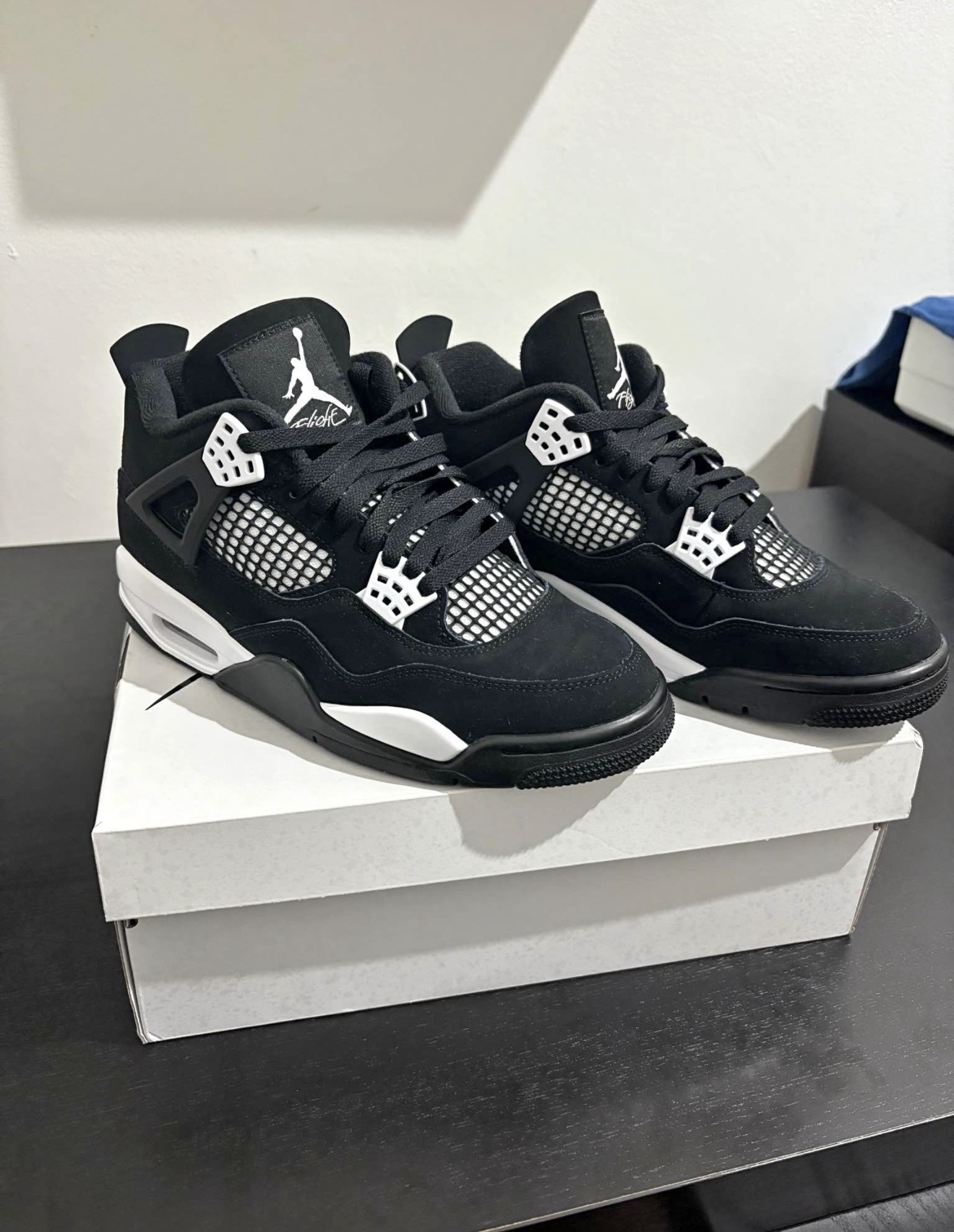 Schwarz-weiße Air Jordan 4 mit Karton erhalten